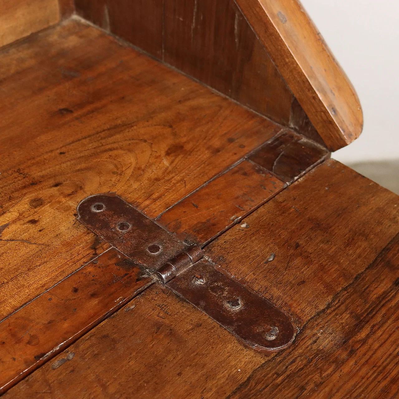 Ribalta Barocca in noce con maniglie bronzee a pera, inizio '700 9