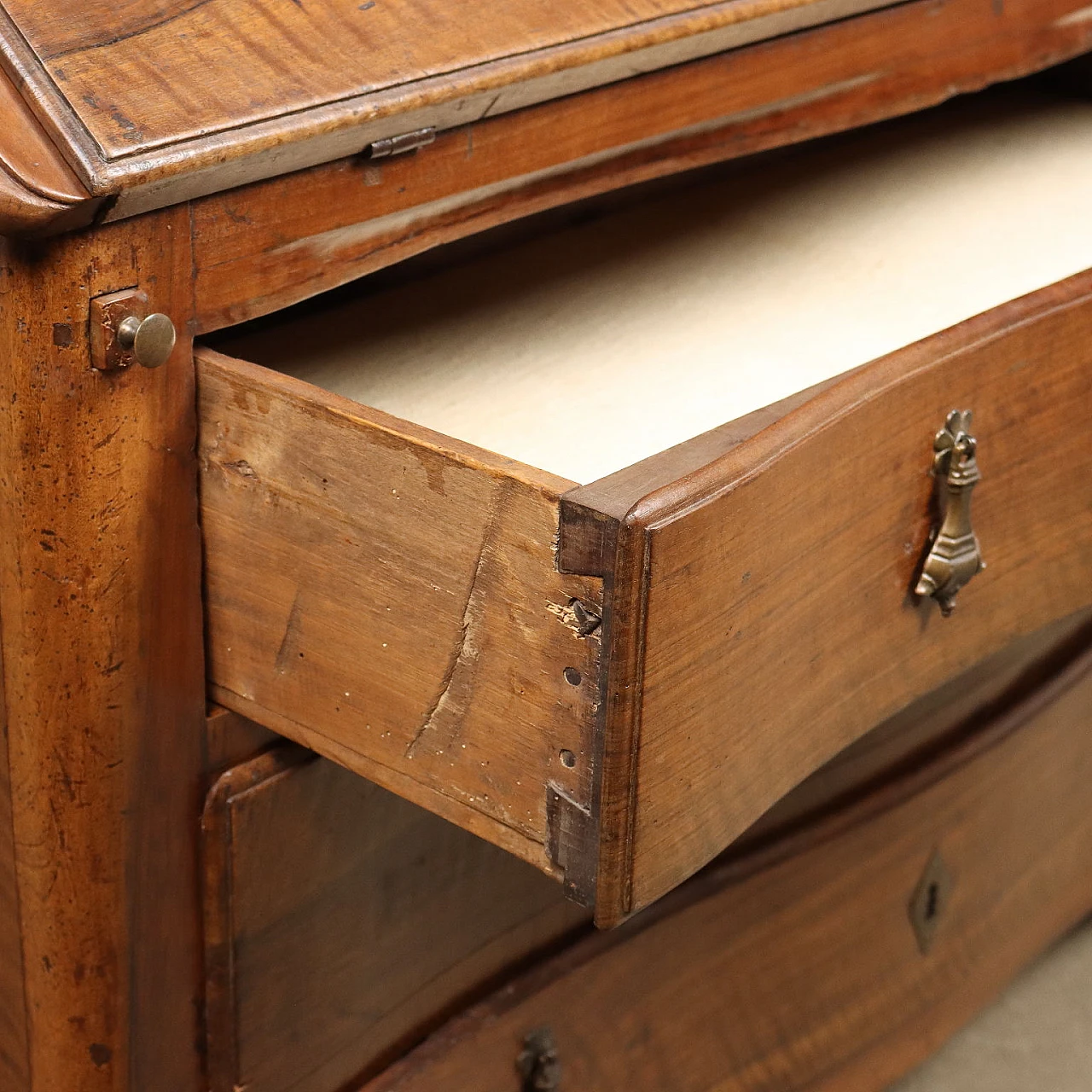 Ribalta Barocca in noce con maniglie bronzee a pera, inizio '700 10