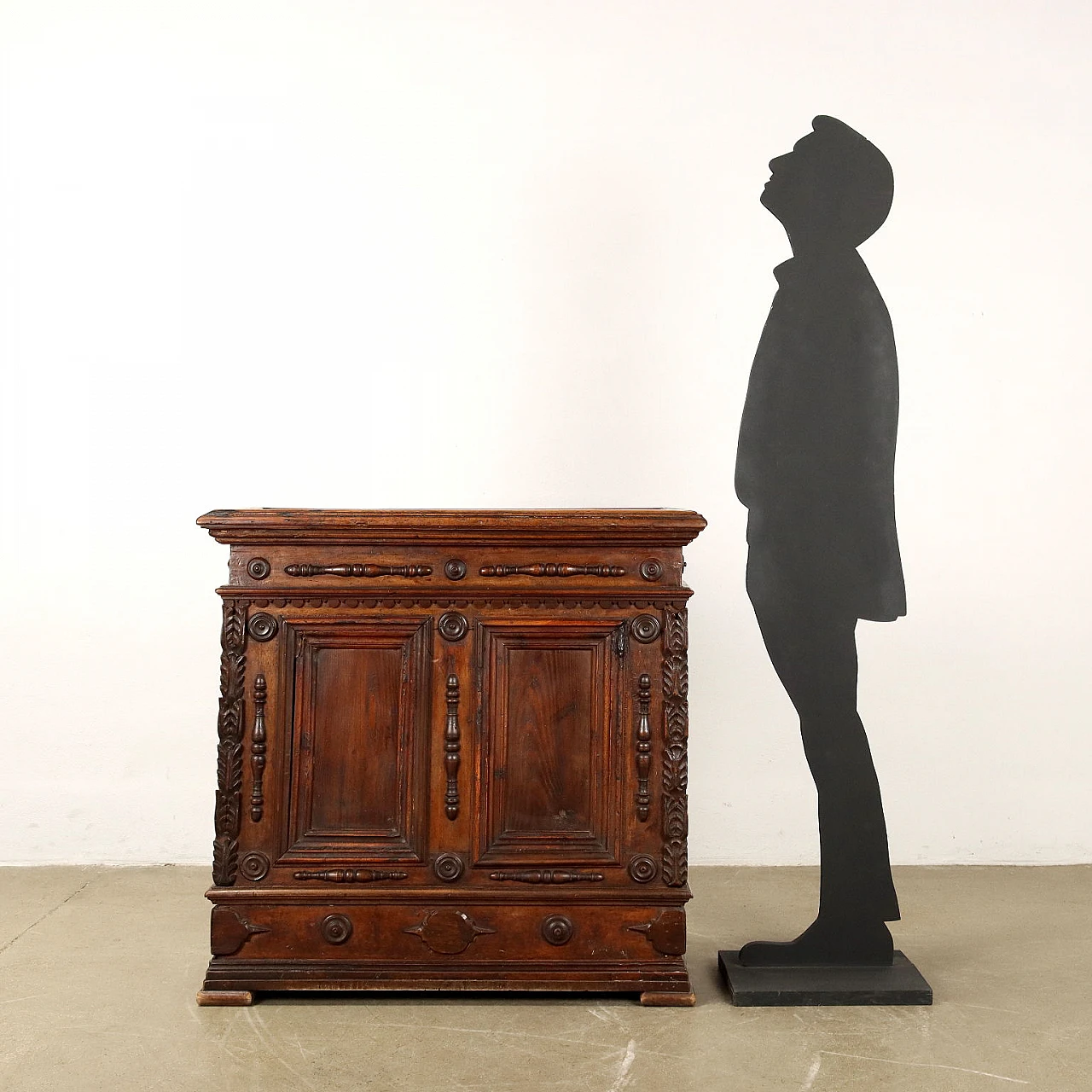 Chestnut & walnut sideboard with fretwork & moldings, 18th century 2