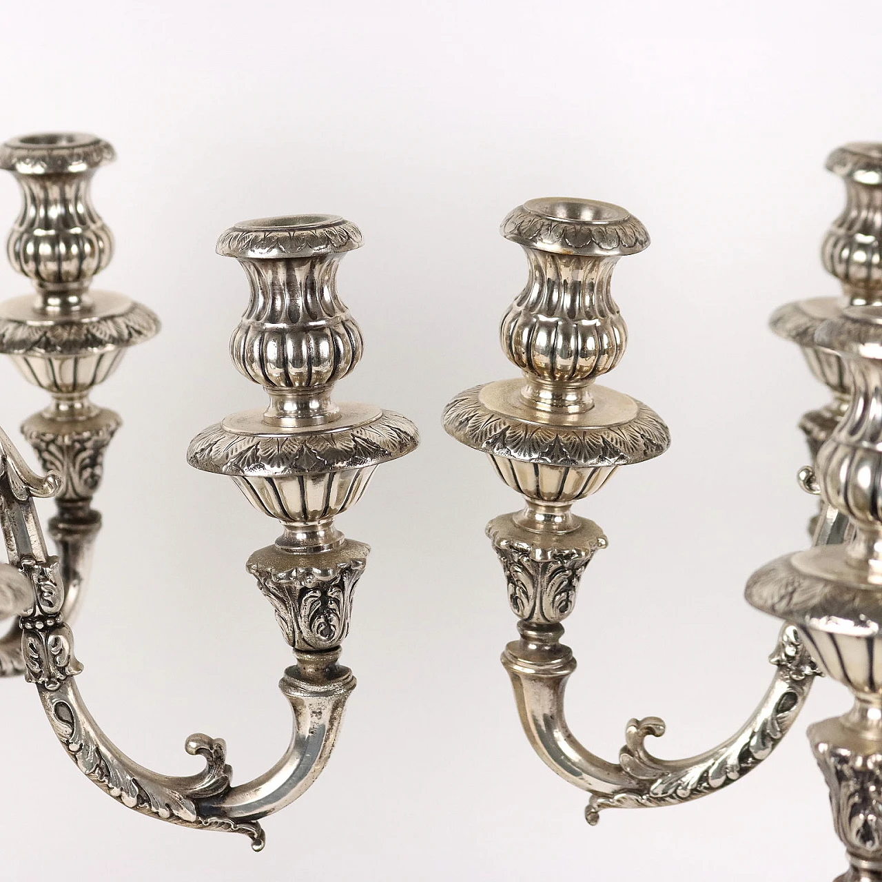 Coppia di candelabri a sette fiamme in argento, anni '30 3