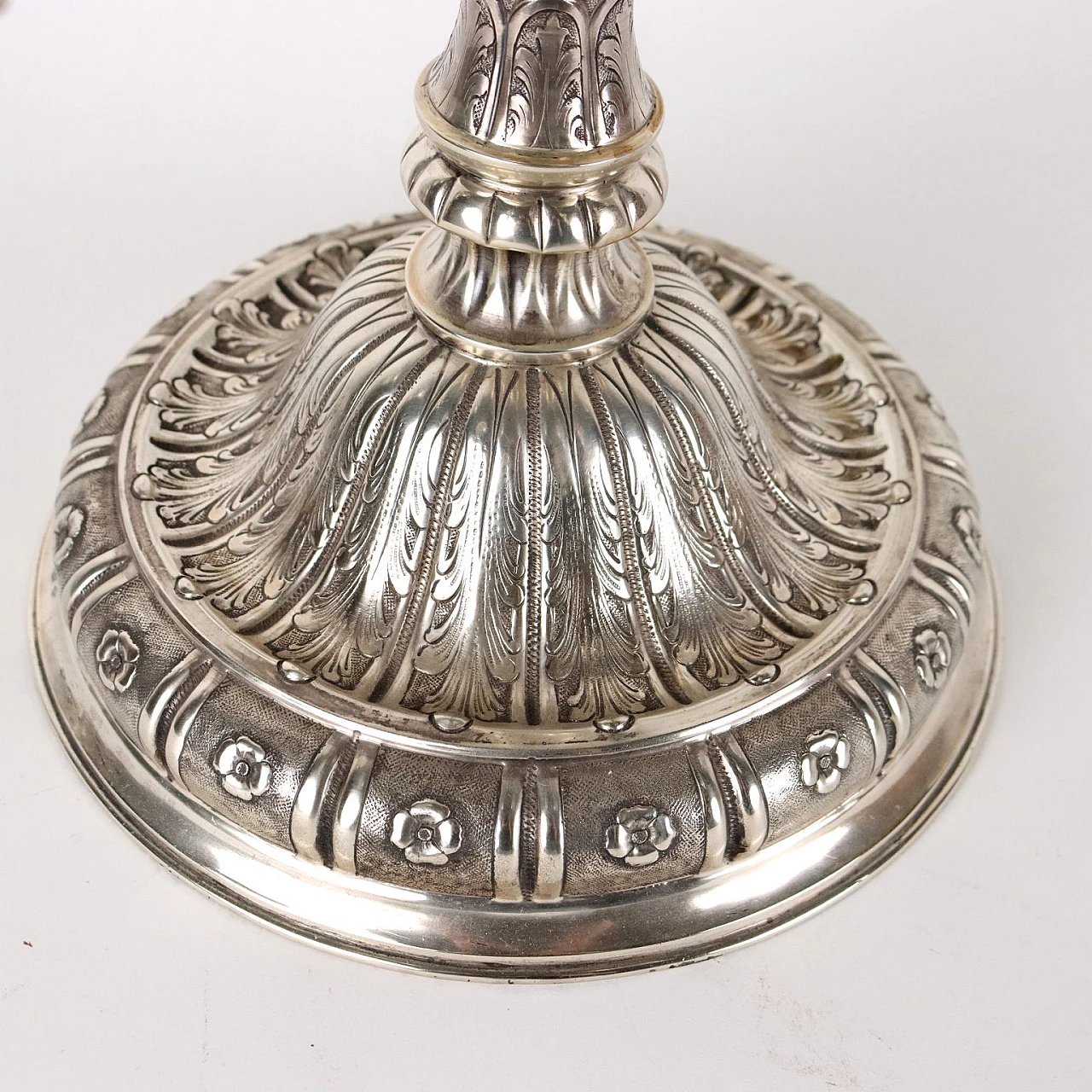 Coppia di candelabri a sette fiamme in argento, anni '30 10