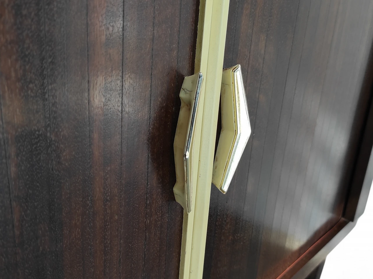 Mobile bar in legno con 2 ante scorrevoli e portabottiglie, anni '70 13