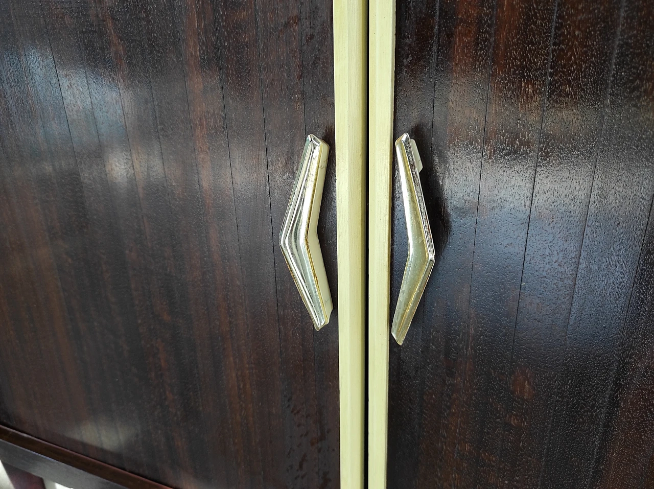 Mobile bar in legno con 2 ante scorrevoli e portabottiglie, anni '70 14