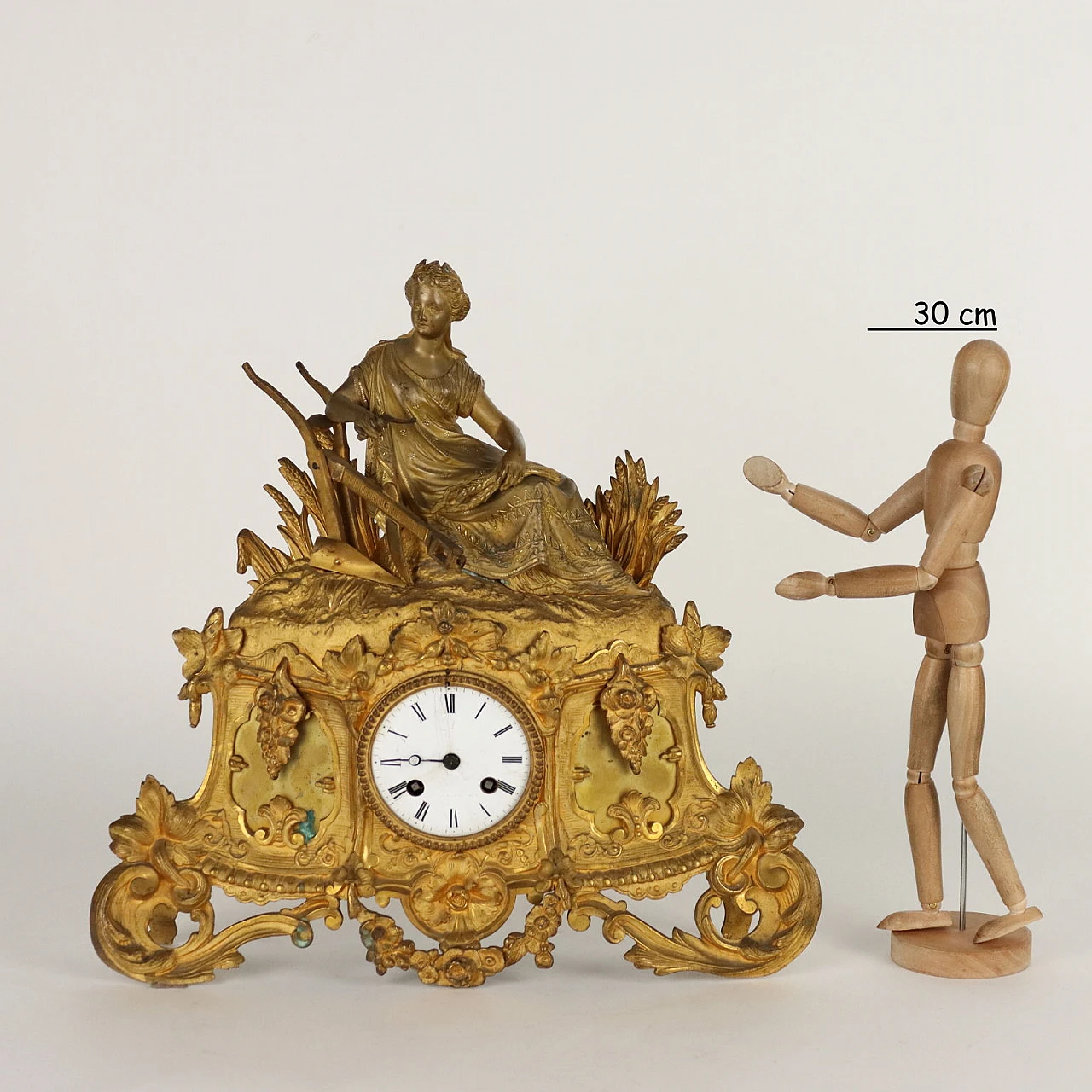 Gilded bronze clock with leaf motifs and female figure, 19th century 2