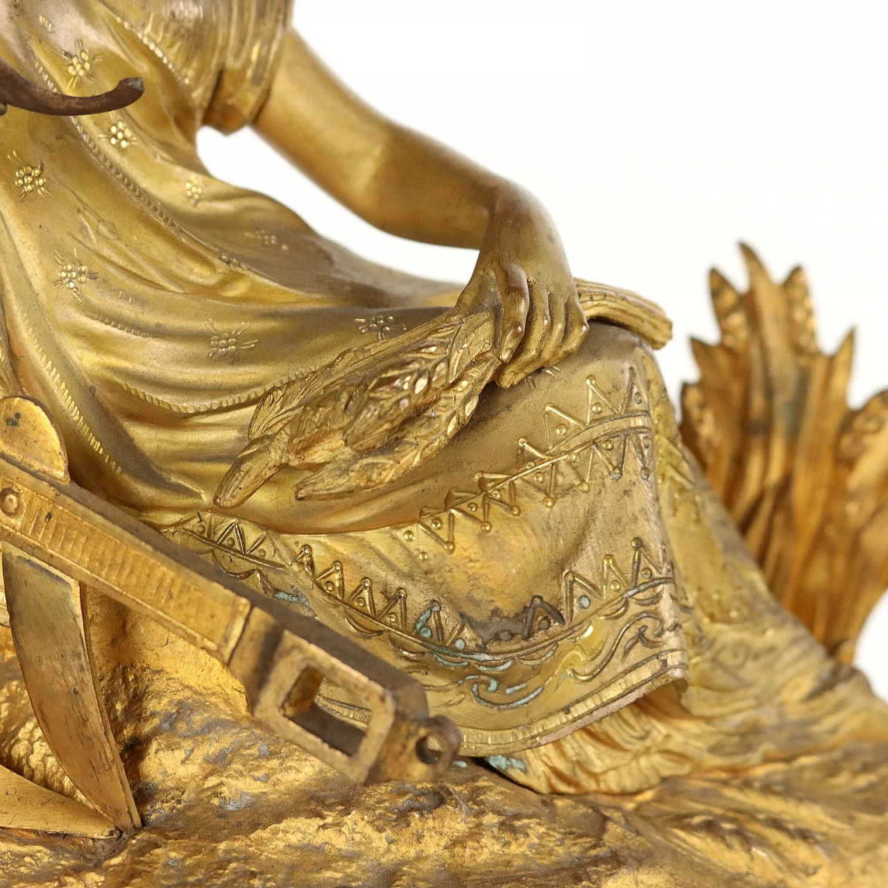 Gilded bronze clock with leaf motifs and female figure, 19th century 5