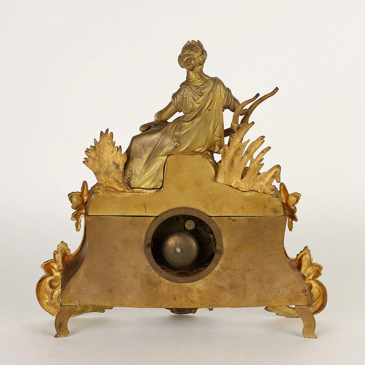 Gilded bronze clock with leaf motifs and female figure, 19th century 9