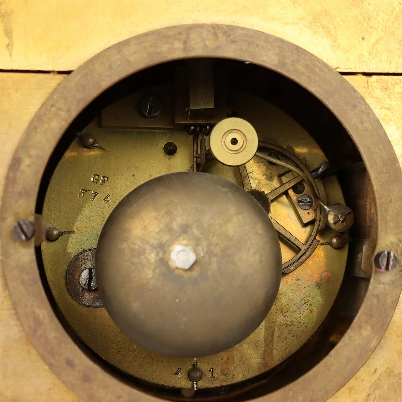 Gilded bronze clock with leaf motifs and female figure, 19th century 10