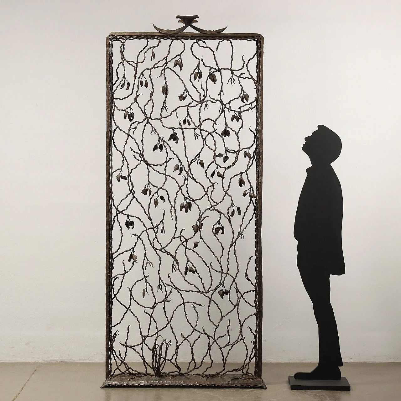 Divisorio in ferro battuto raffigurante pergolato con rami e foglie 2