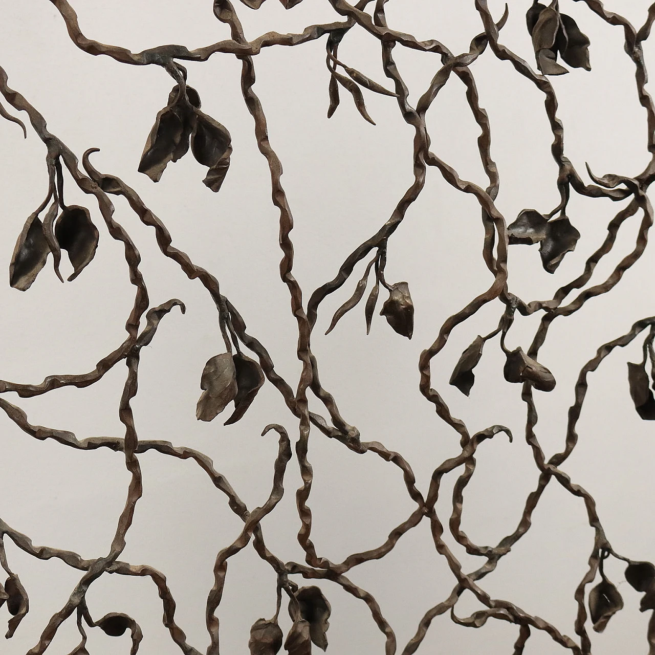 Divisorio in ferro battuto raffigurante pergolato con rami e foglie 3