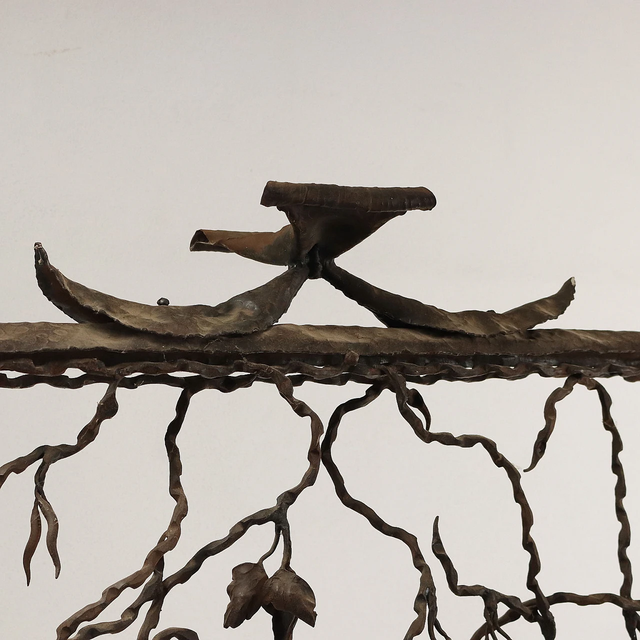 Divisorio in ferro battuto raffigurante pergolato con rami e foglie 4