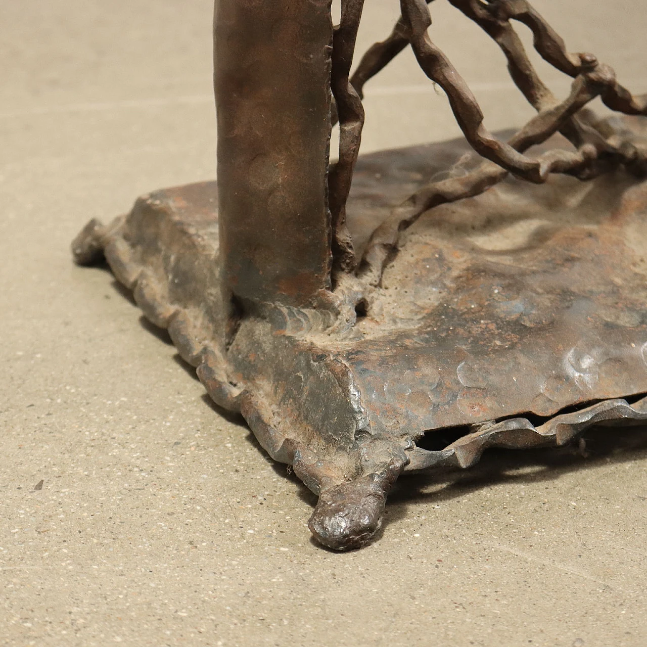 Divisorio in ferro battuto raffigurante pergolato con rami e foglie 8