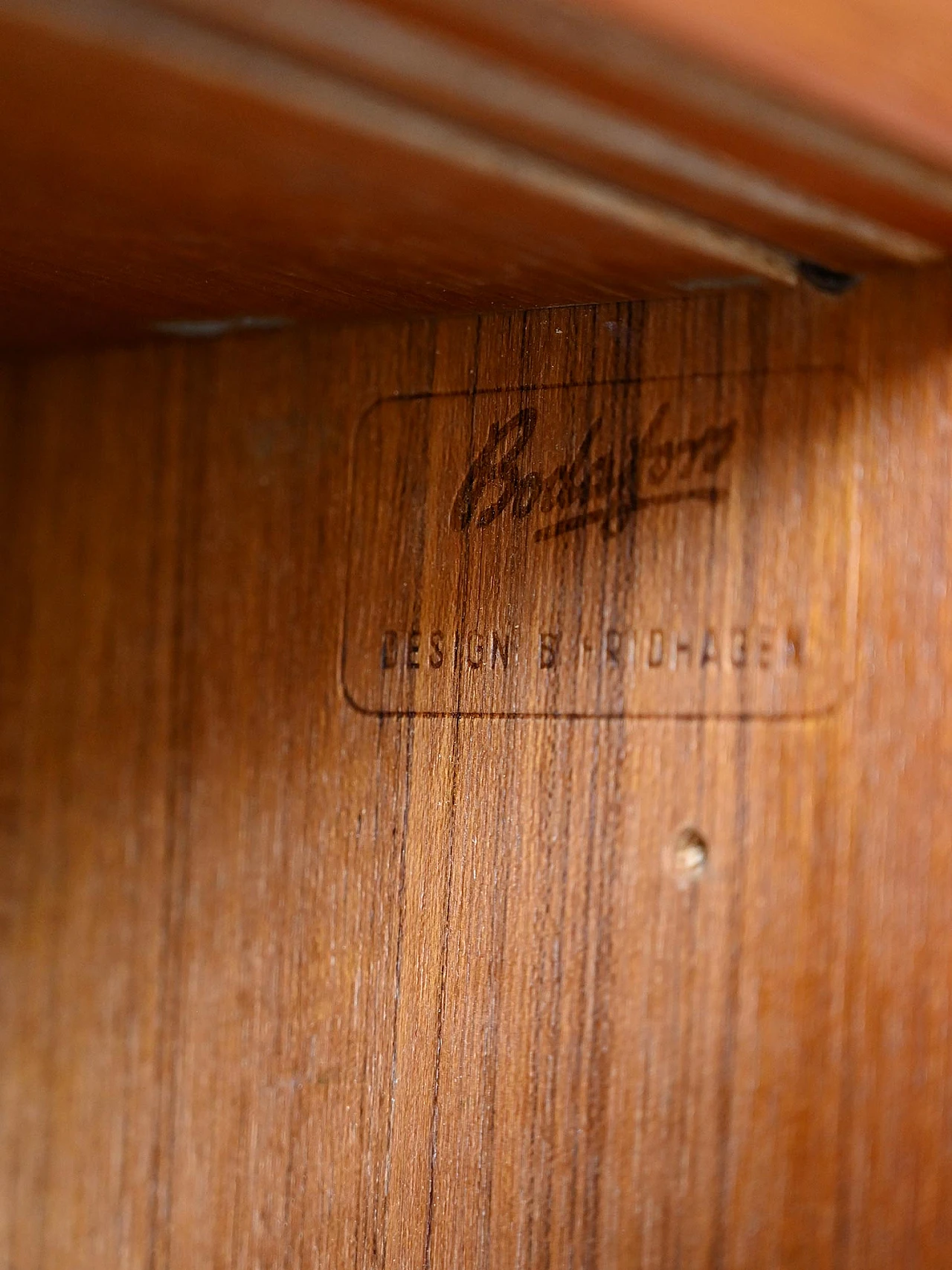 Libreria in teak con maniglie in legno curvato di Bodafors, anni '60 11