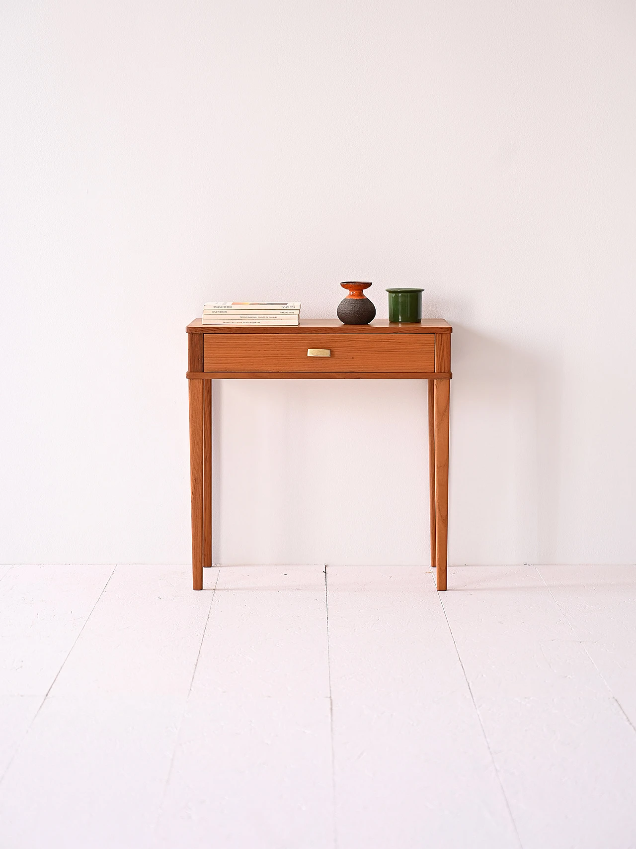 Comodino in teak con maniglia dorata, anni '60 1