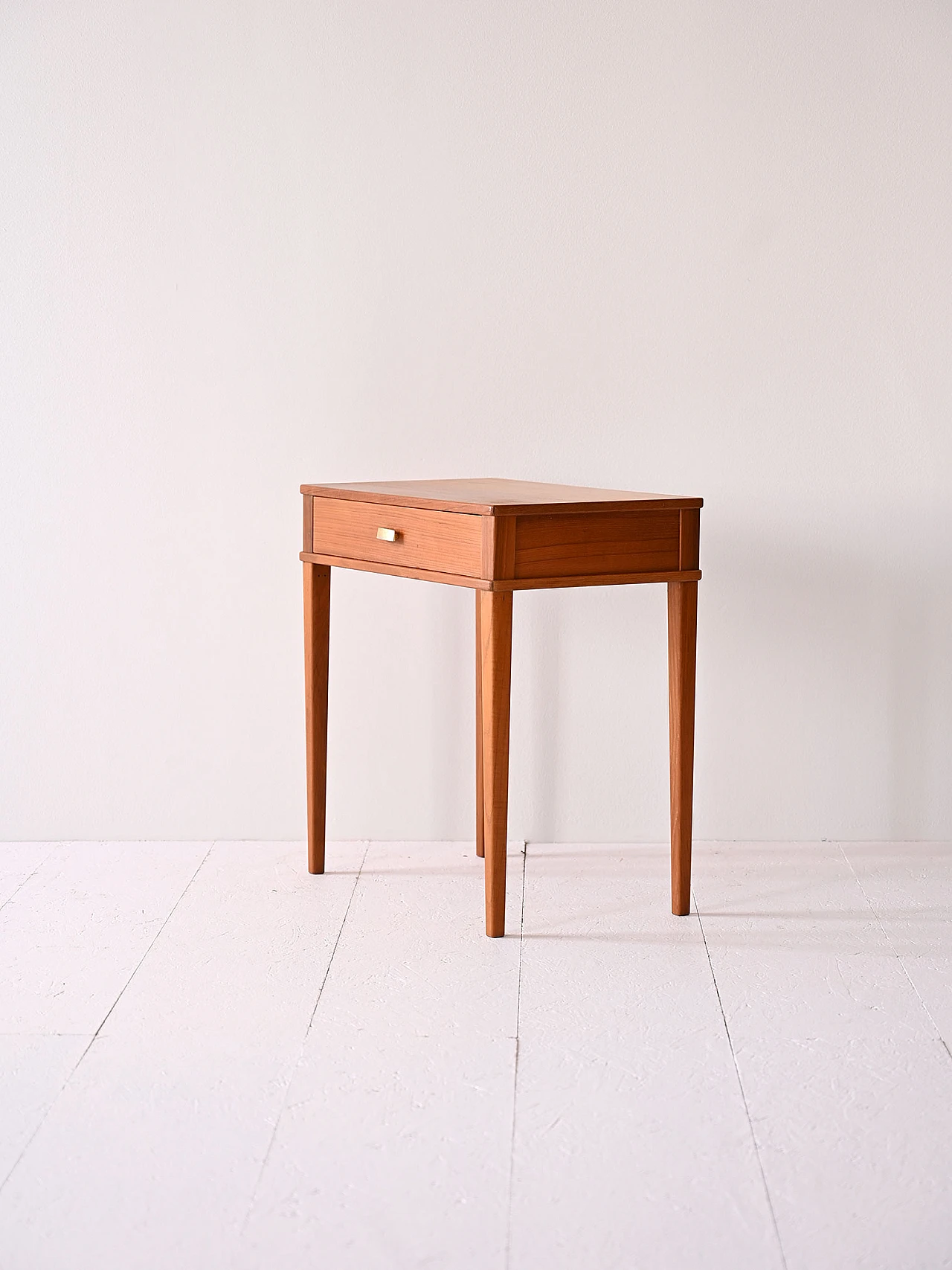 Comodino in teak con maniglia dorata, anni '60 4