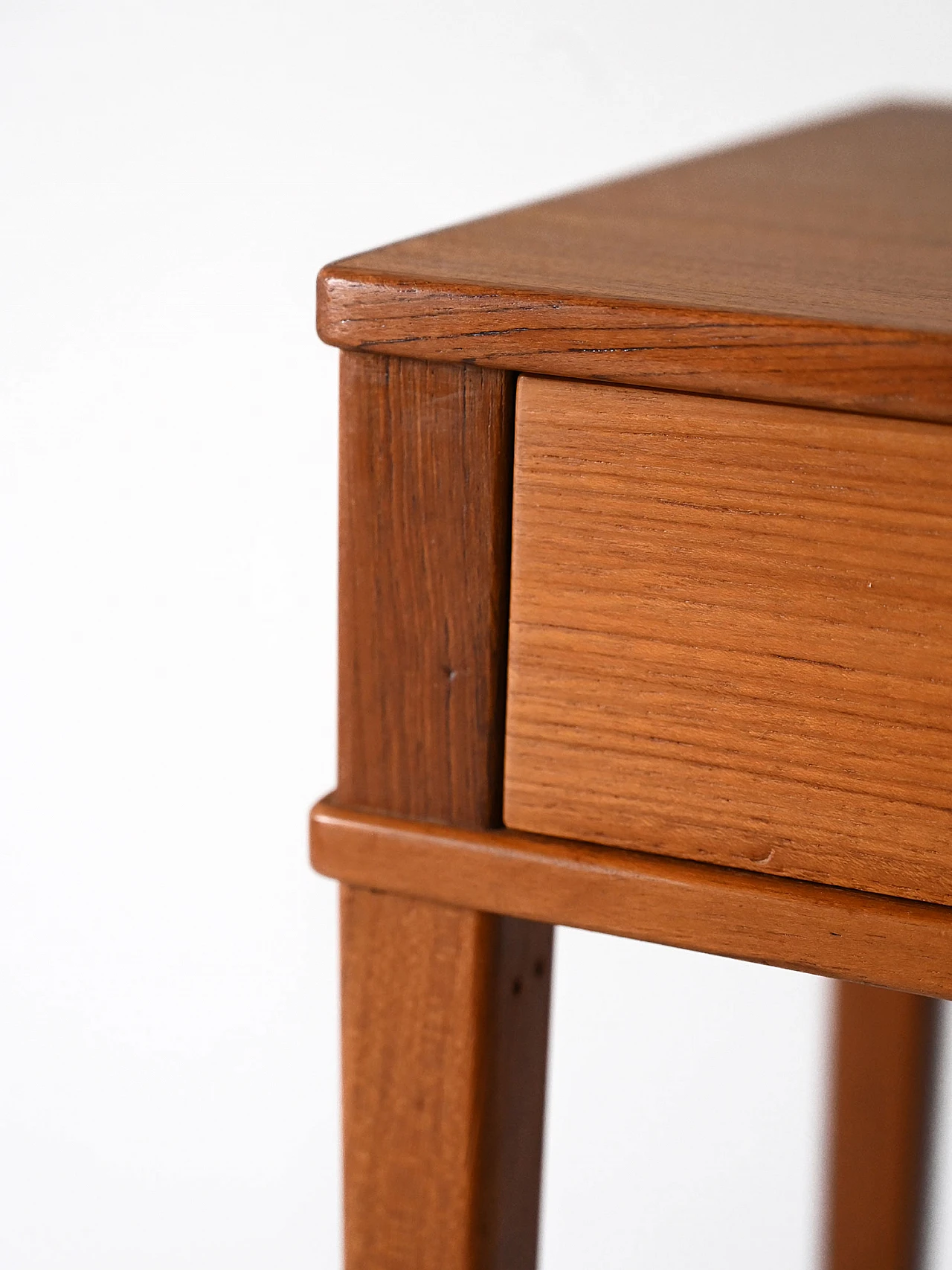 Comodino in teak con maniglia dorata, anni '60 6