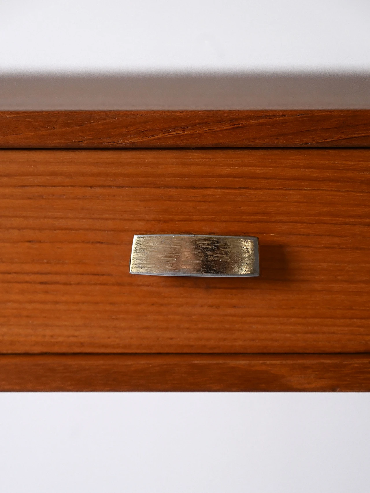 Comodino in teak con maniglia dorata, anni '60 7