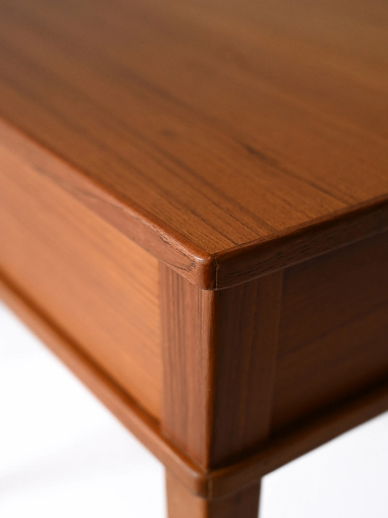 Comodino in teak con maniglia dorata, anni '60 8