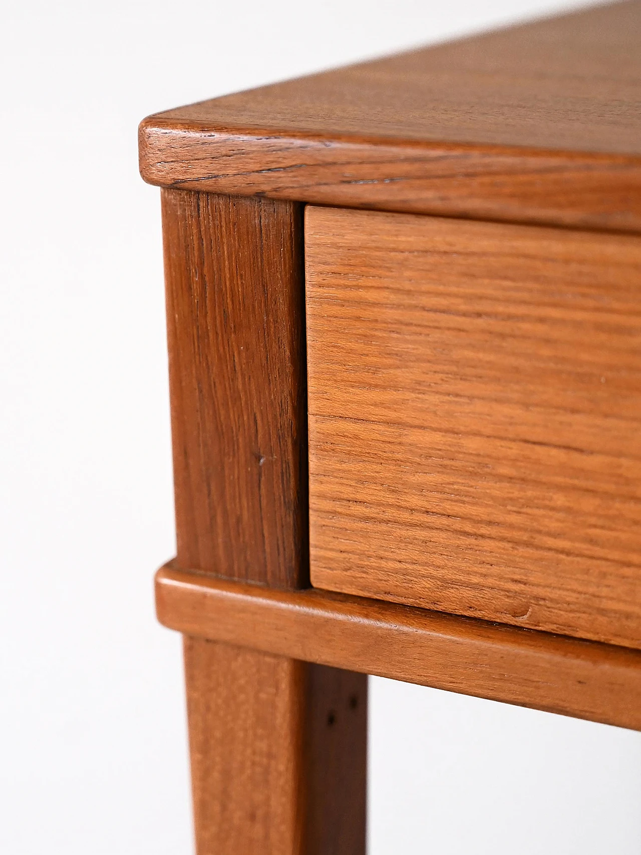 Comodino in teak con maniglia dorata, anni '60 10