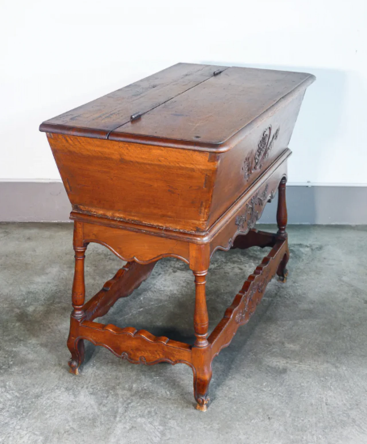 Madia in noce con basamento decorato a bassorilievo, '800 6