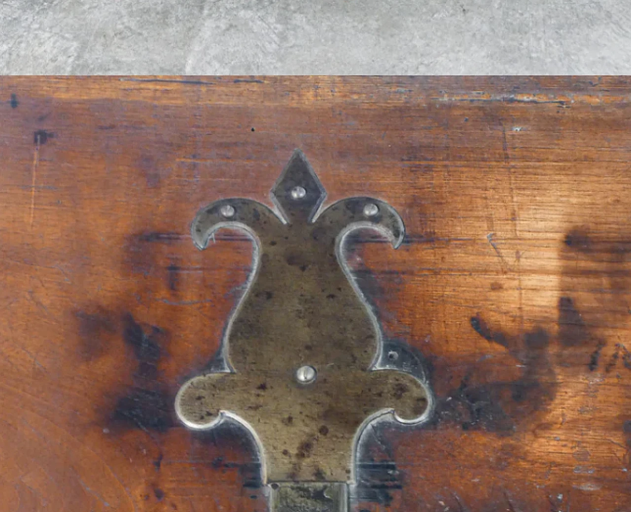 Madia in noce con basamento decorato a bassorilievo, '800 8