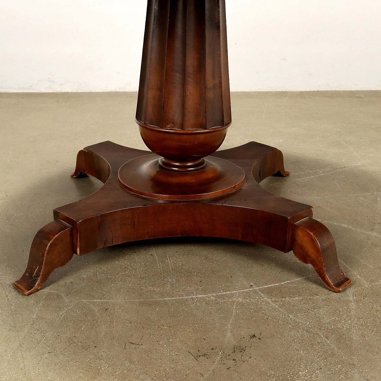 Charles X round walnut table with maple fillets, 19th century 8