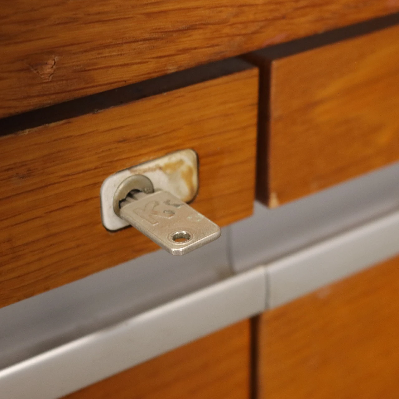 Cassettiera in legno impiallacciato rovere e alluminio di Knoll, anni '70 4