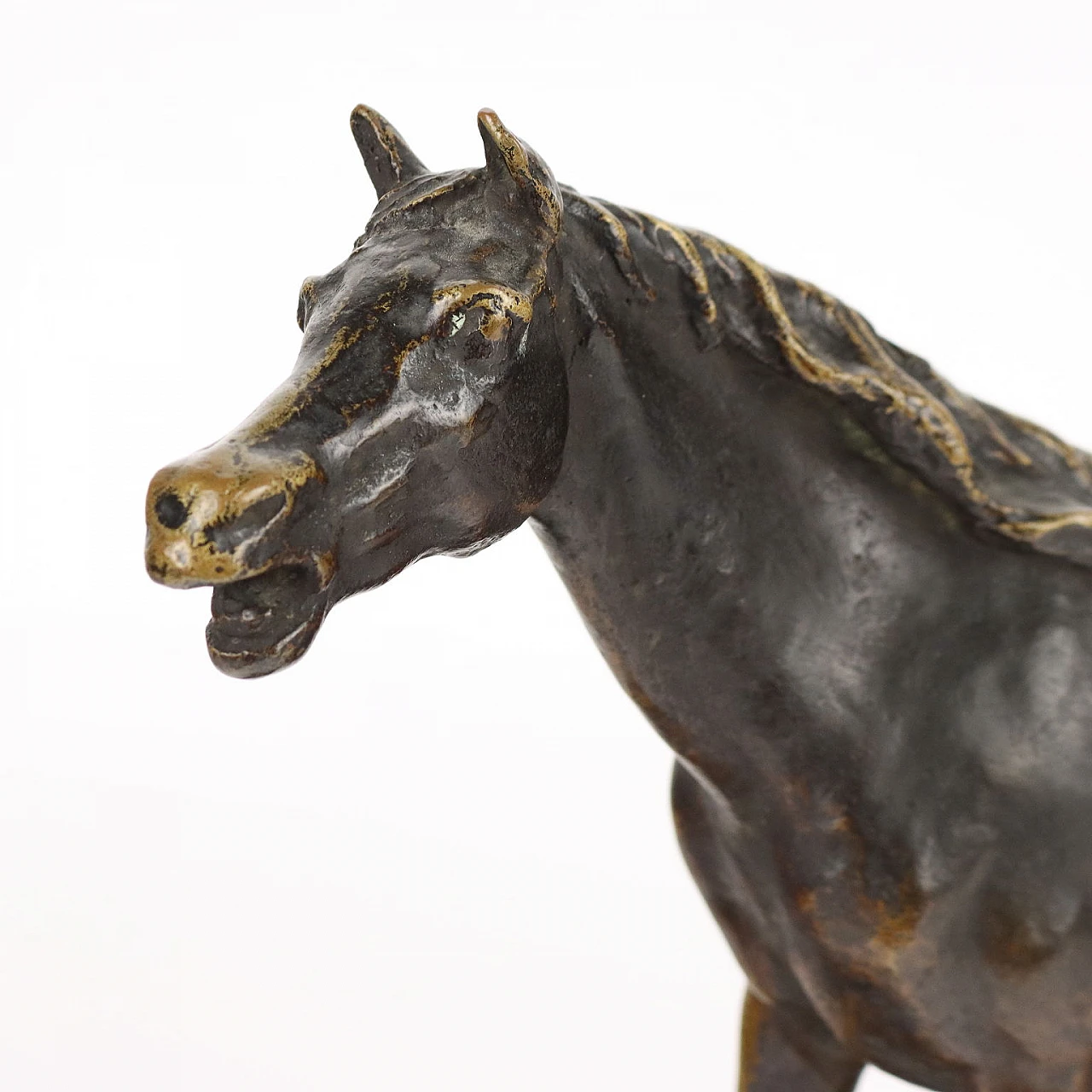 Scultura di cavallo in bronzo su base in marmo 3