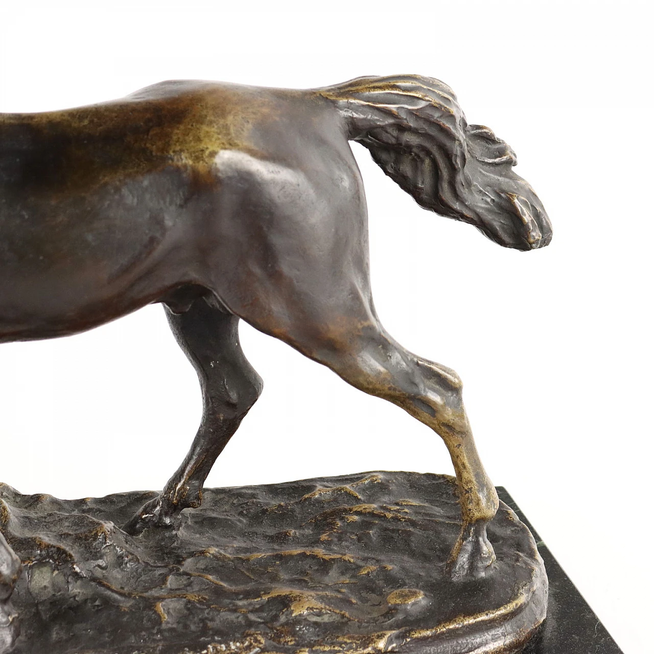 Scultura di cavallo in bronzo su base in marmo 4