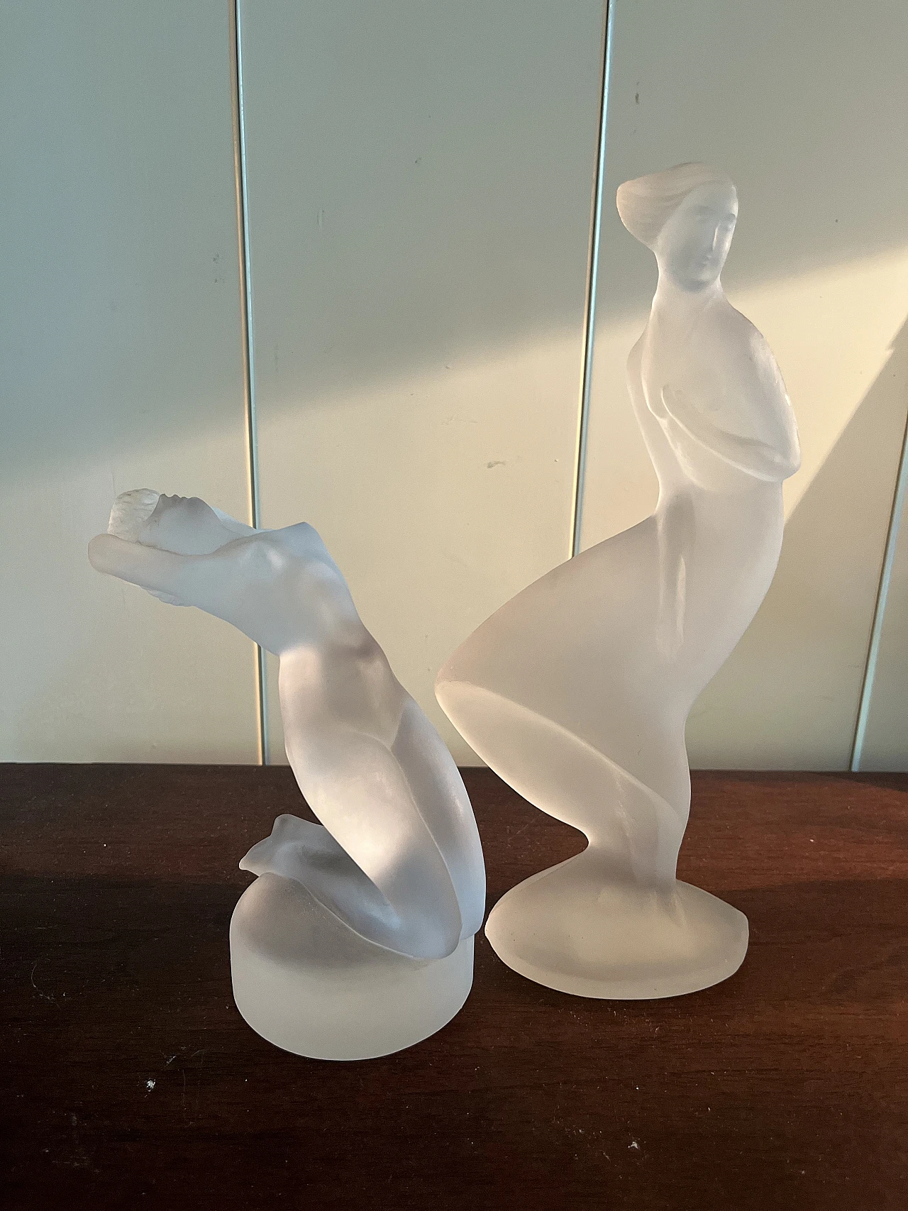 Coppia di statuine figure femminili in vetro, anni '20 1