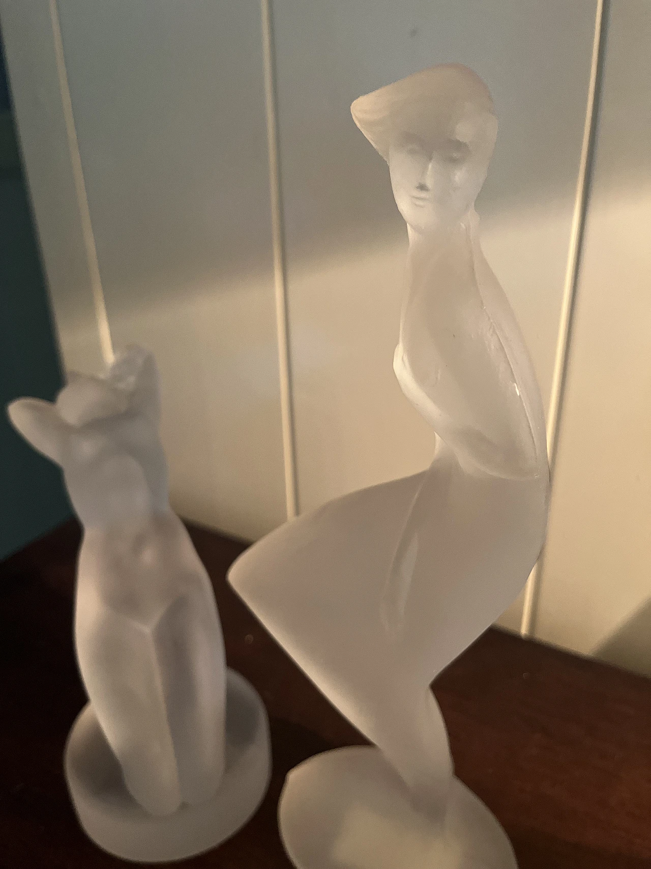 Coppia di statuine figure femminili in vetro, anni '20 2