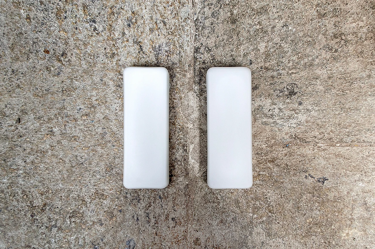 Coppia di lampade da parete in vetro opalino, anni '50 1