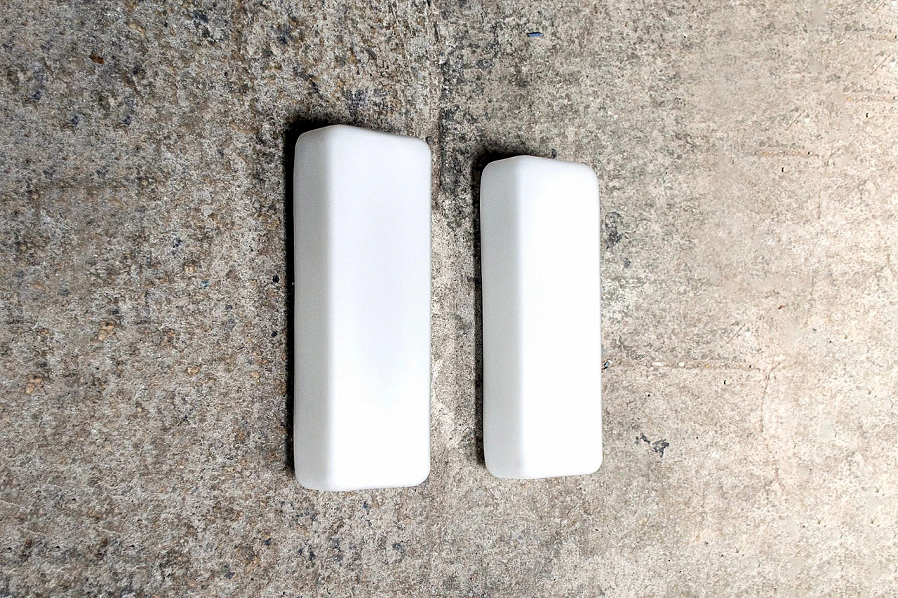 Coppia di lampade da parete in vetro opalino, anni '50 2