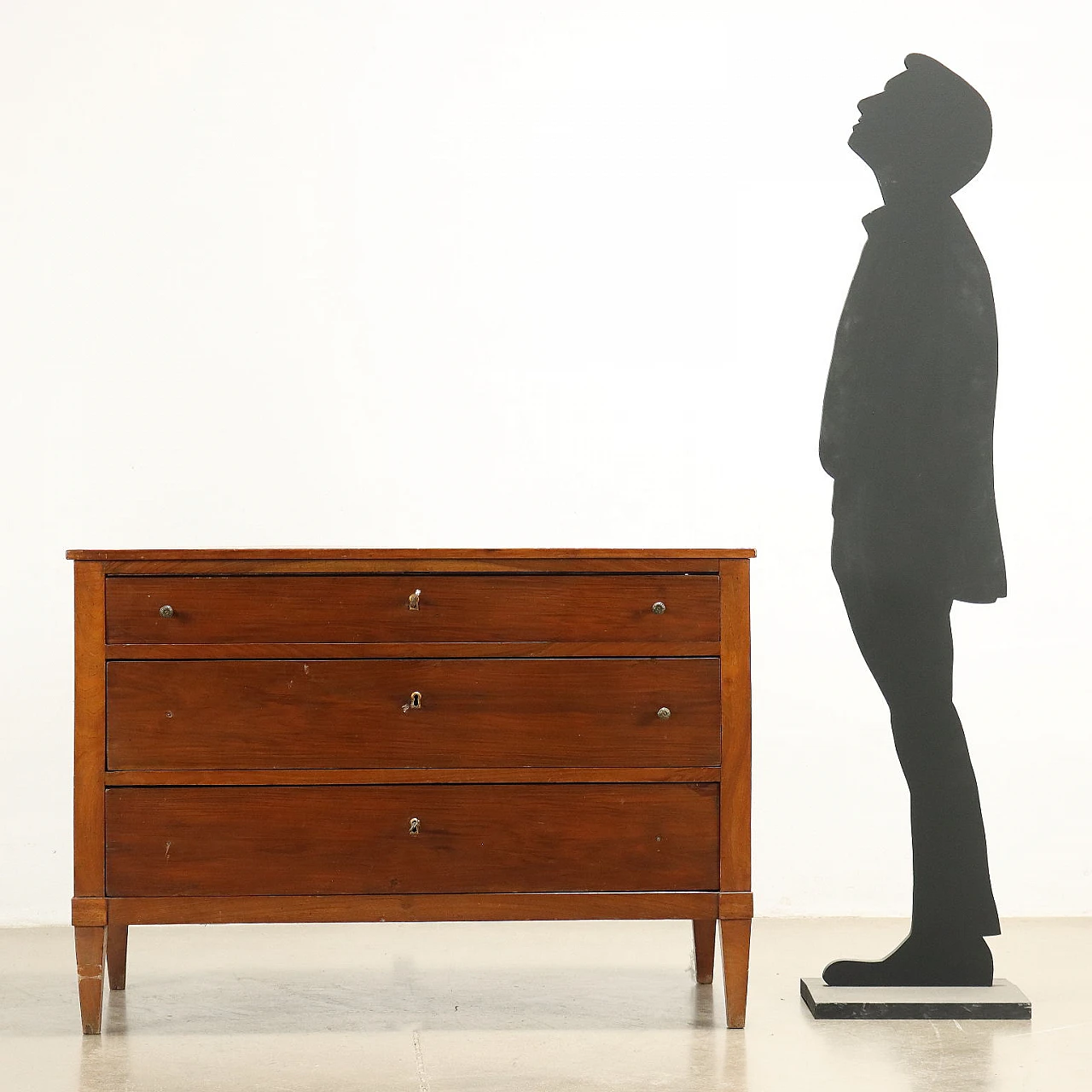 Comò Direttorio in noce con piedi tronco-piramidali, inizio '800 2