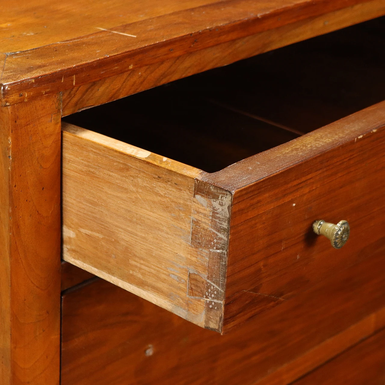 Comò Direttorio in noce con piedi tronco-piramidali, inizio '800 4