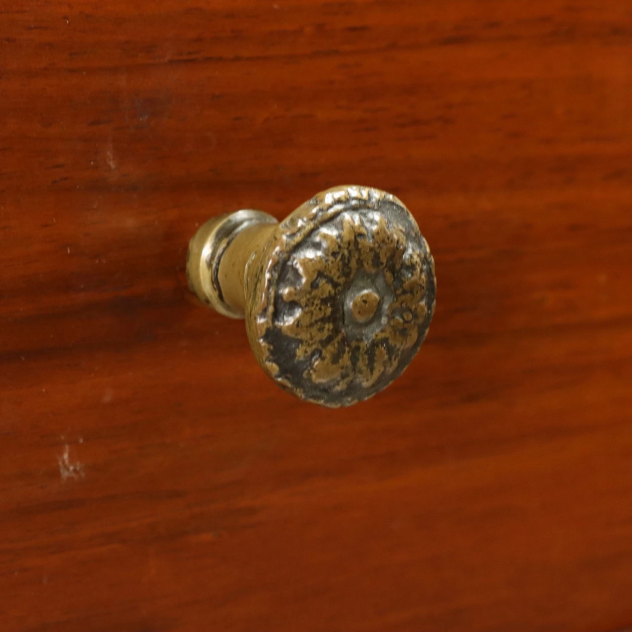 Comò Direttorio in noce con piedi tronco-piramidali, inizio '800 5