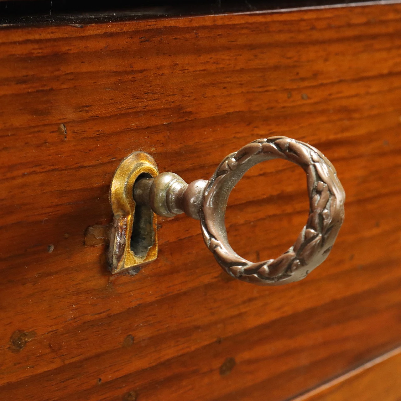 Comò Direttorio in noce con piedi tronco-piramidali, inizio '800 6