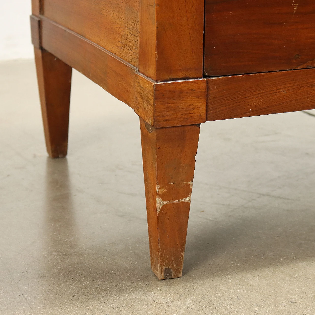 Comò Direttorio in noce con piedi tronco-piramidali, inizio '800 8