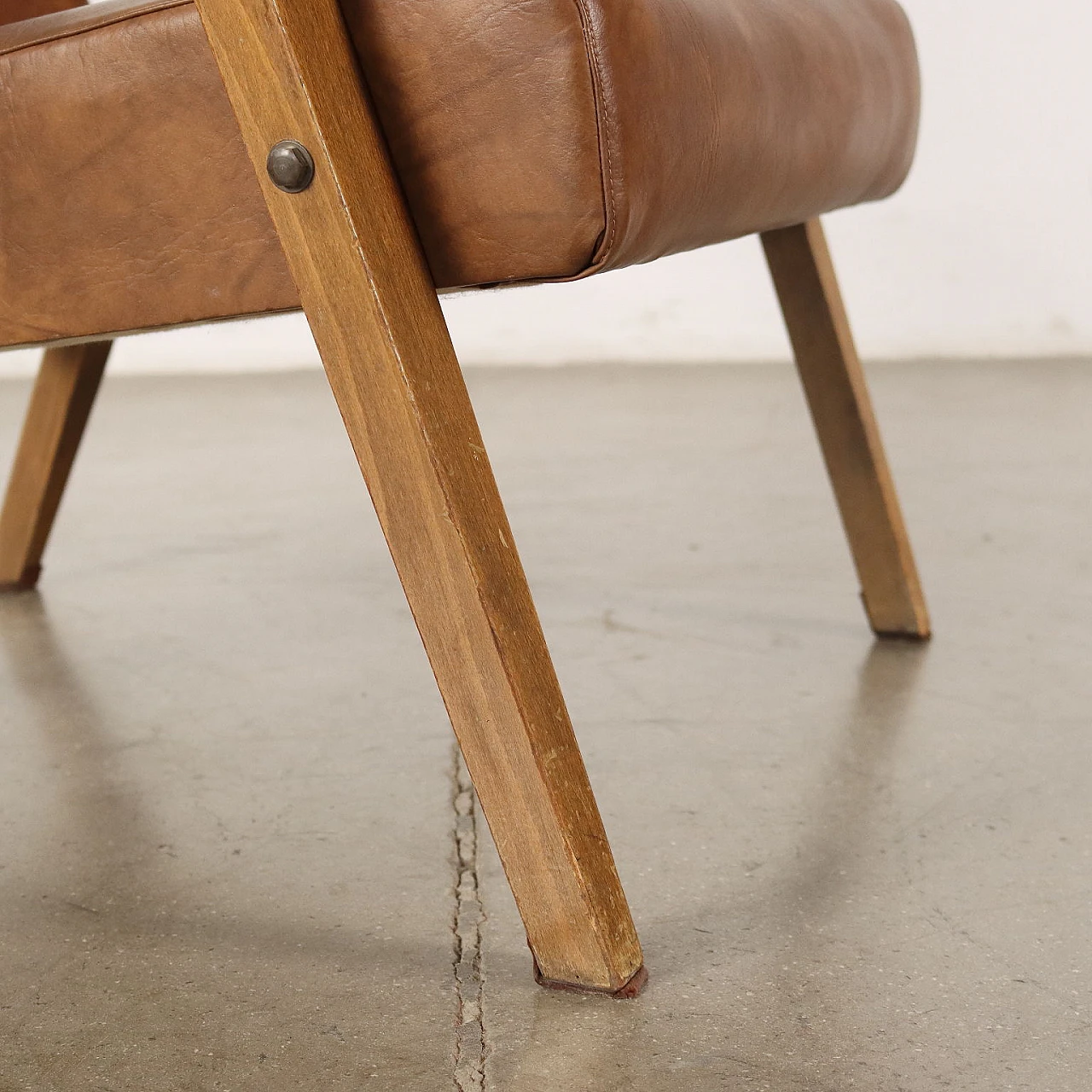 Poltrona con struttura in legno e rivestimento in skai, anni '60 6