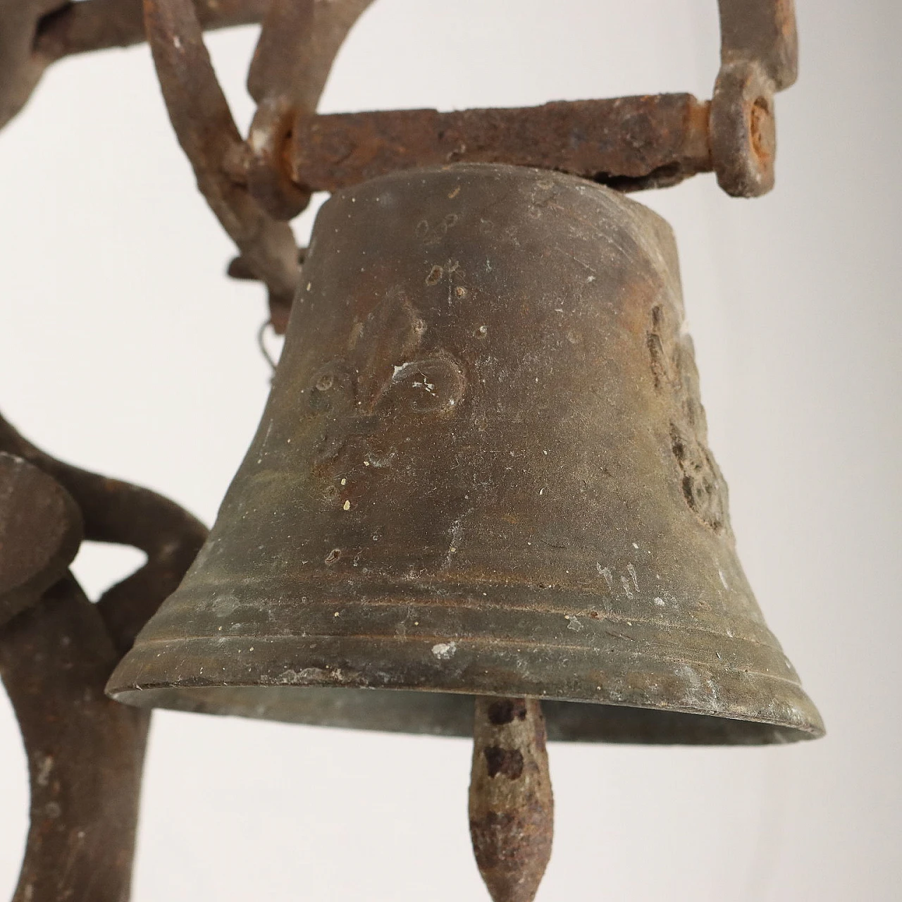 Wrought iron wall torcher with bronze bell, 19th century | intOndo