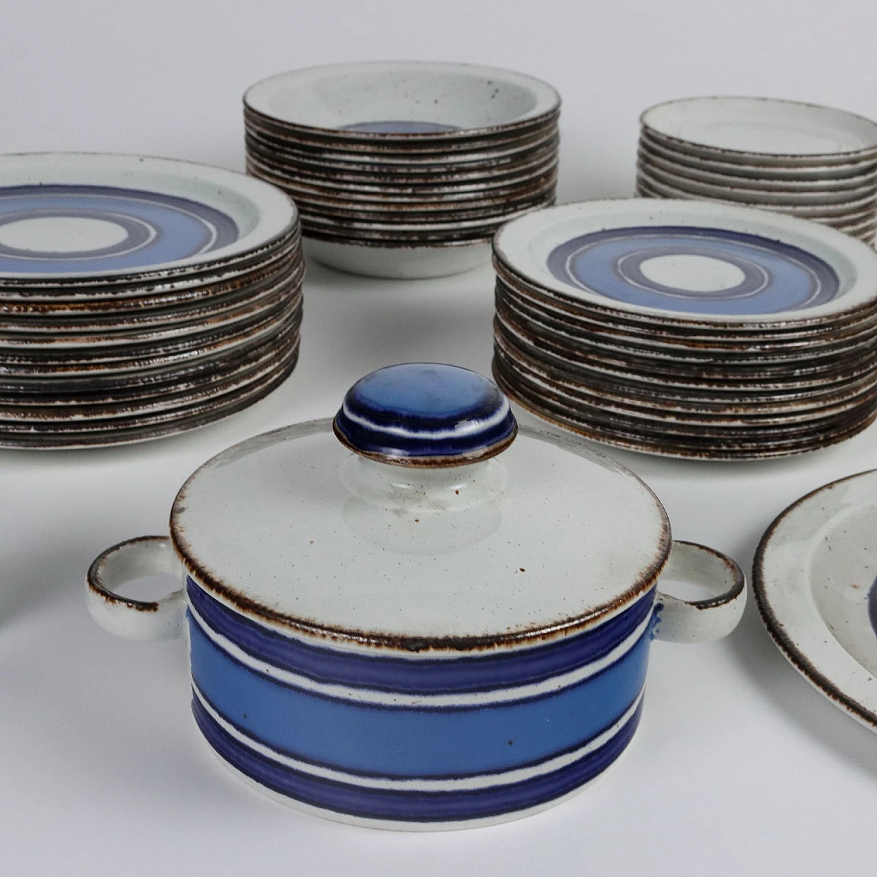 Midwinter blue and white glazed ceramic service, 1970s 4