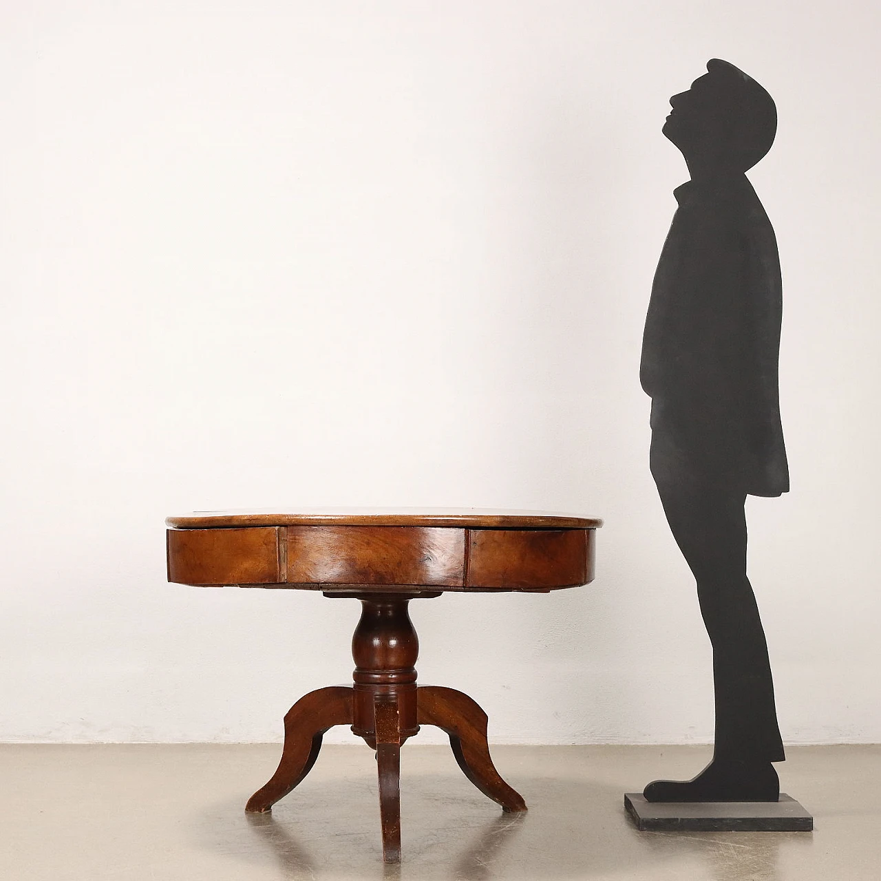 Walnut round table with baluster on three wavy feet, 19th century 2