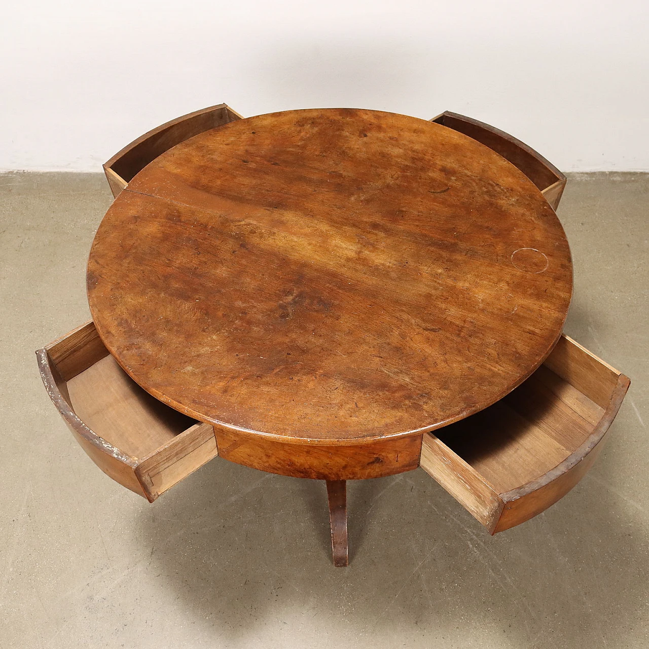 Walnut round table with baluster on three wavy feet, 19th century 3