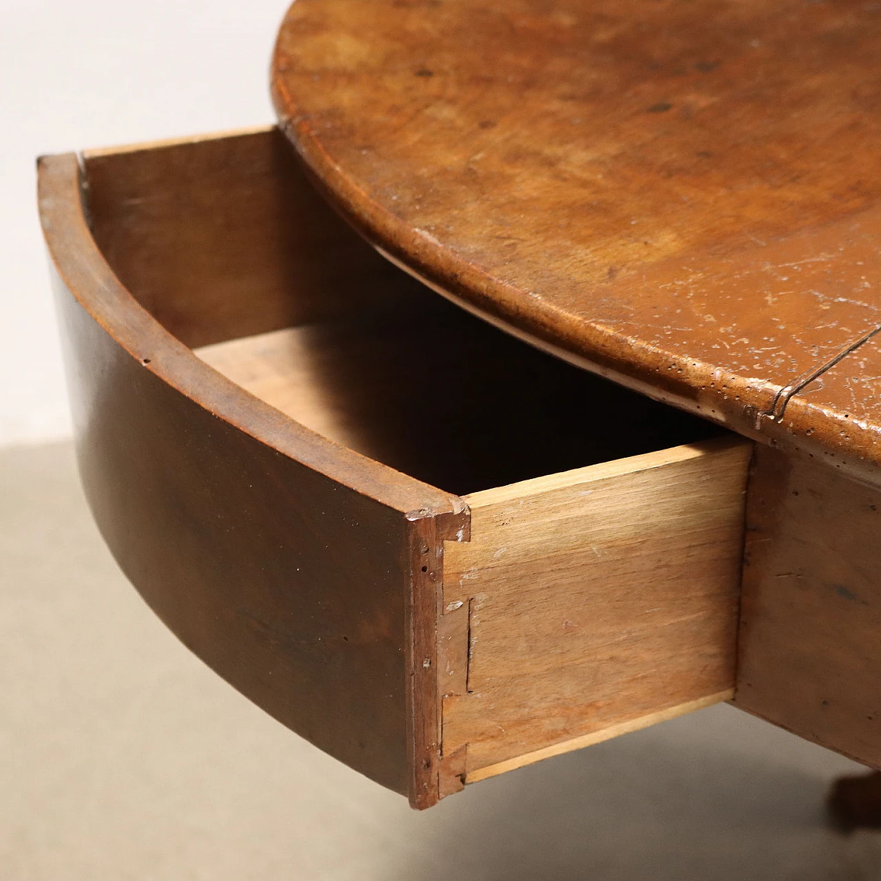 Walnut round table with baluster on three wavy feet, 19th century 4