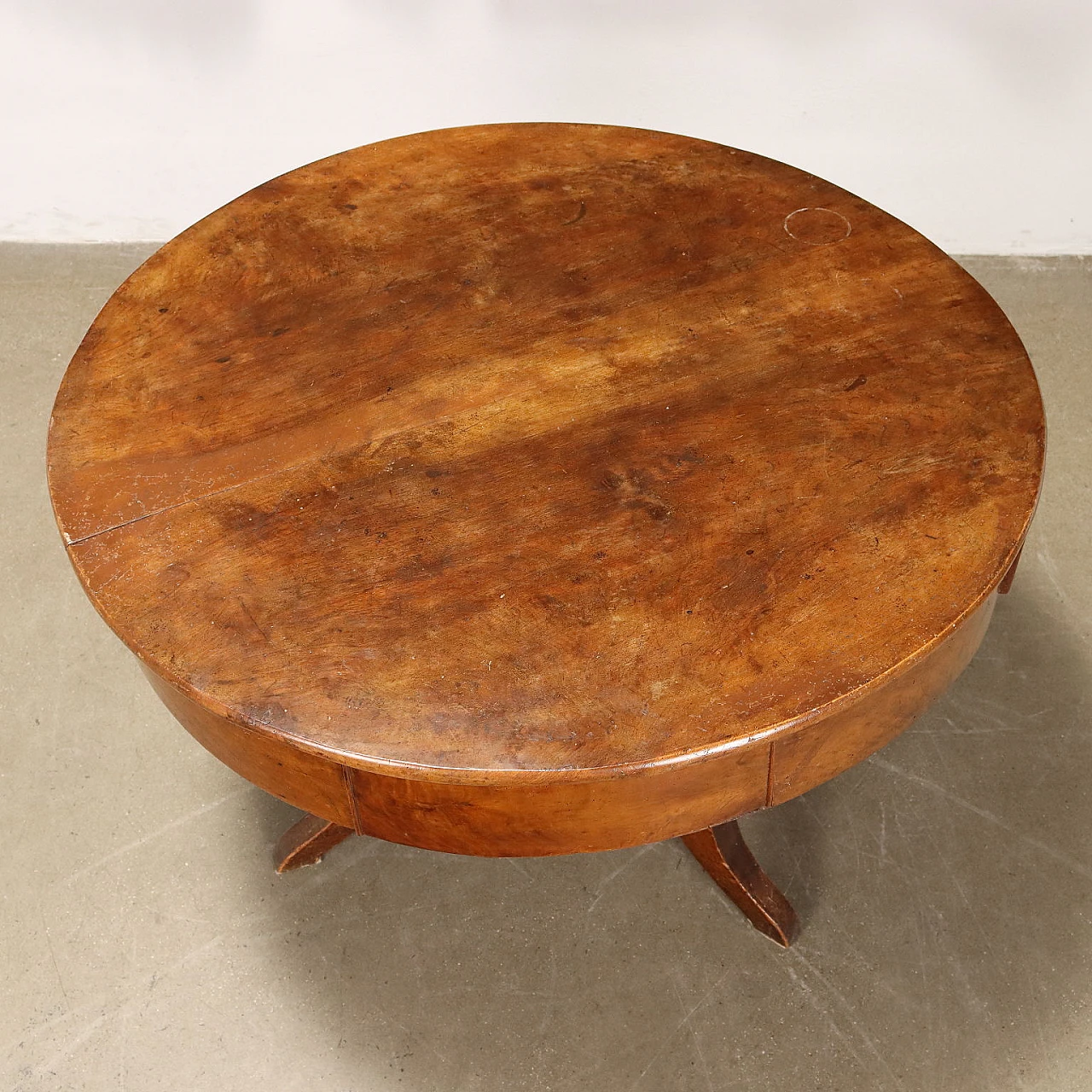 Walnut round table with baluster on three wavy feet, 19th century 5