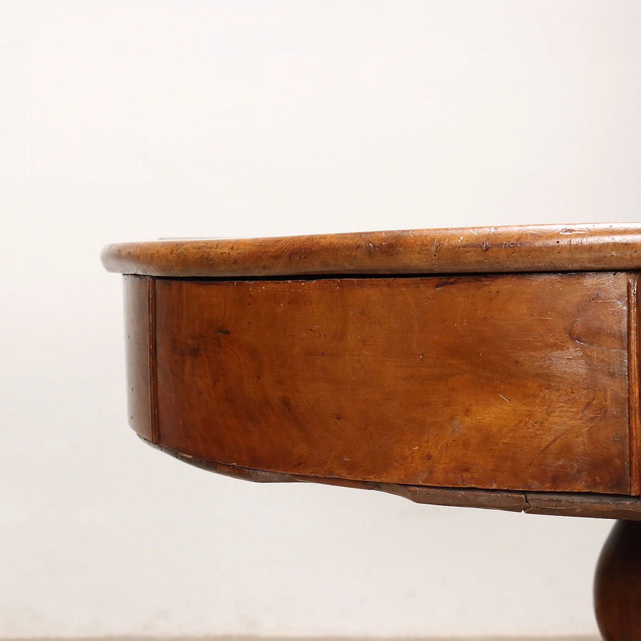 Walnut round table with baluster on three wavy feet, 19th century 6