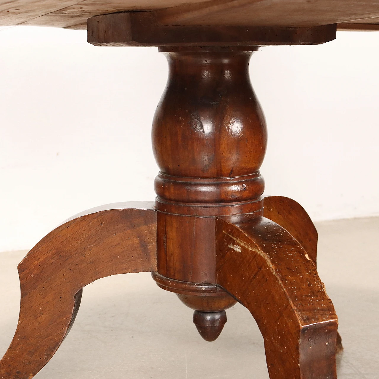 Walnut round table with baluster on three wavy feet, 19th century 7