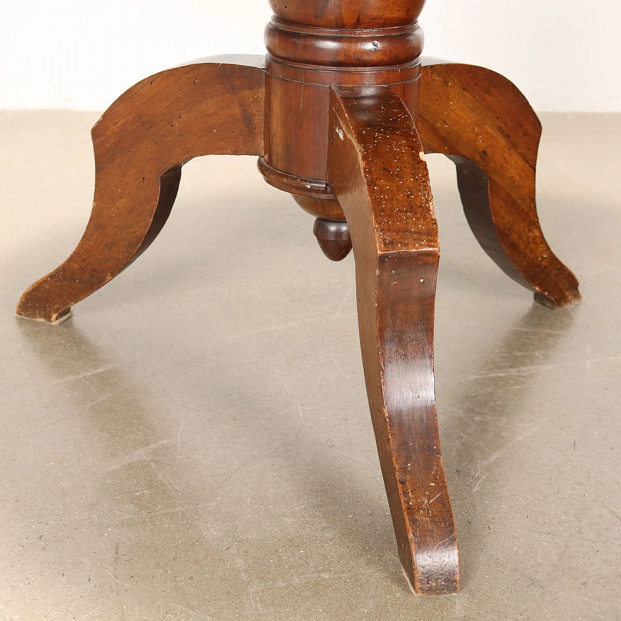 Walnut round table with baluster on three wavy feet, 19th century 8