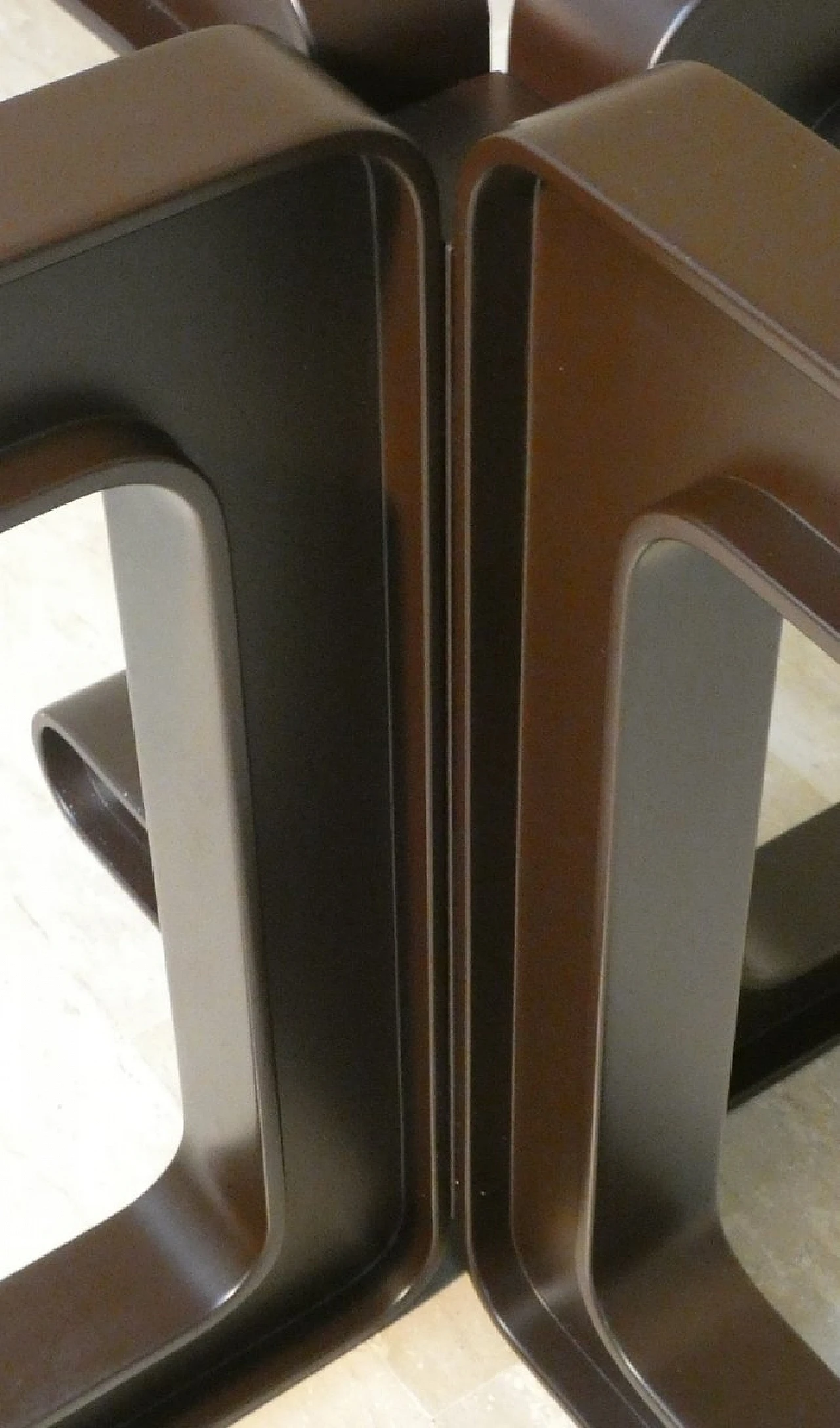 Tavolo rotondo con base in policarbonato e piano in vetro, anni '70 6