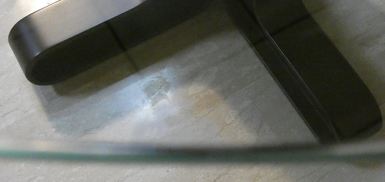 Tavolo rotondo con base in policarbonato e piano in vetro, anni '70 10