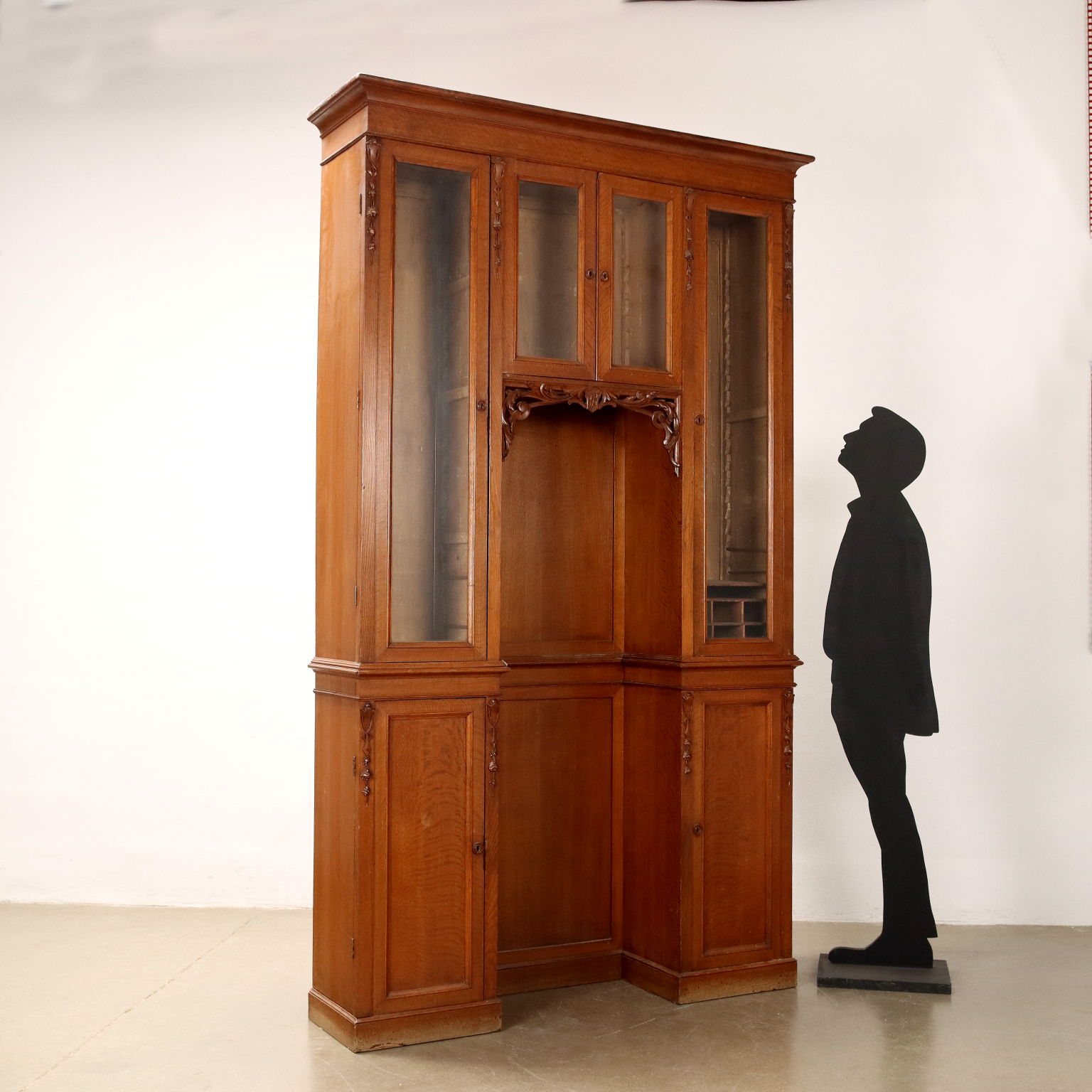 Libreria a ponte in rovere intagliato con ante in vetro soffiato